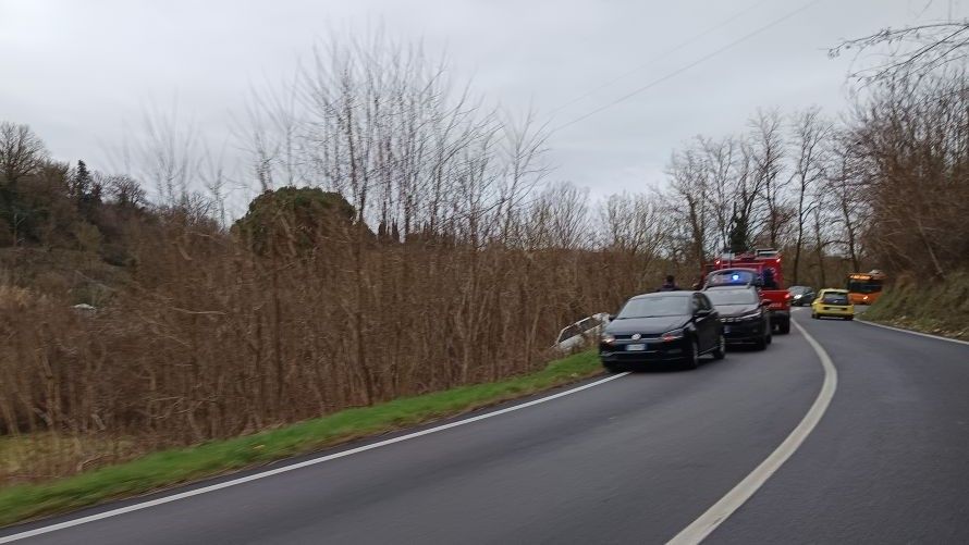 Incidente alle porte di Colle, auto esce di strada lungo l'Elsa. Disagi per la circolazione