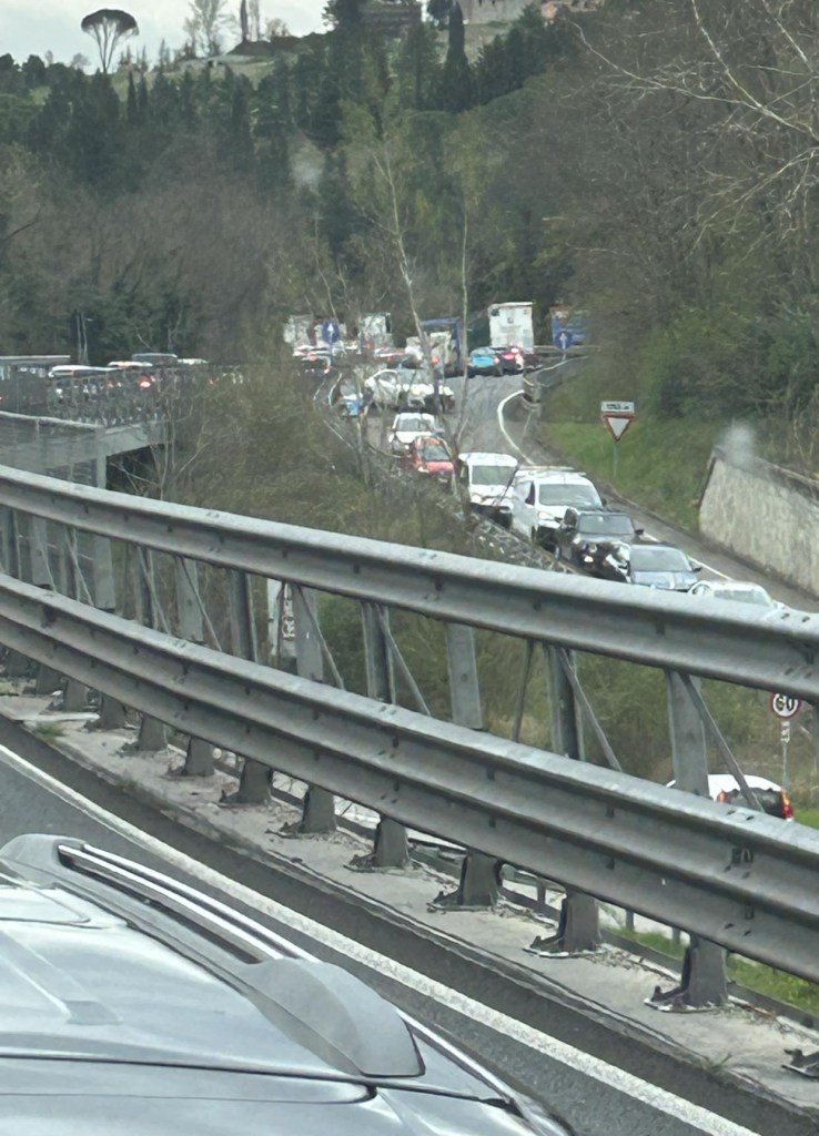 Caos sulla Siena Firenze per un incidente al casello Impruneta della A1