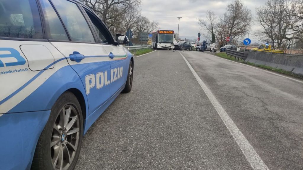 Scontro tra autobus e auto a Fontana, tre feriti