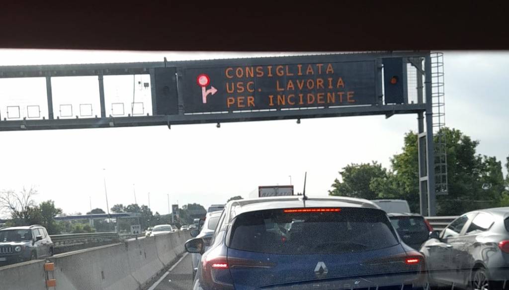 Schianto tra Tir: caos sulla FiPiLi, traffico bloccato
