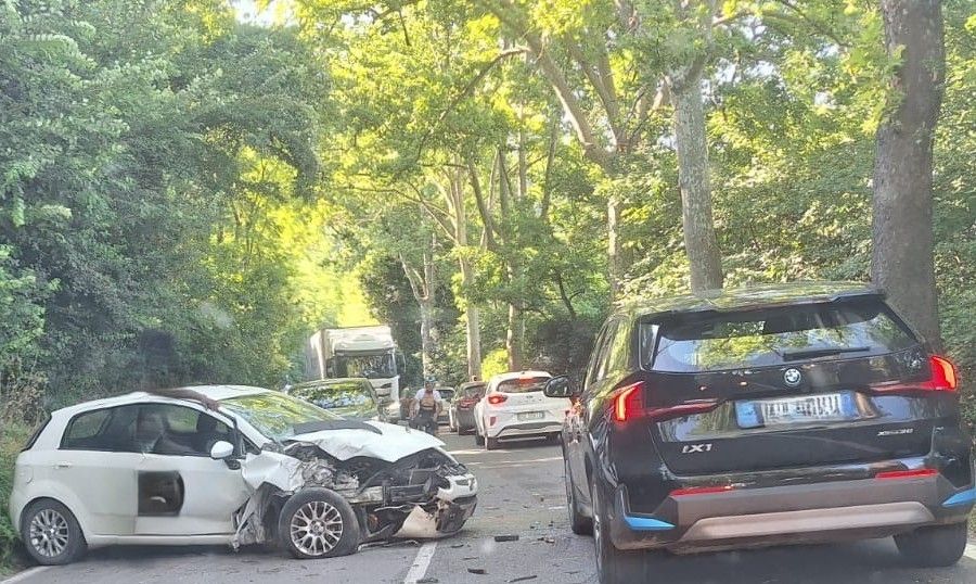 Incidente sulla ss 68: sbanda e si schianta contro il ciglio della strada, traffico in tilt tra Colle e Poggibonsi