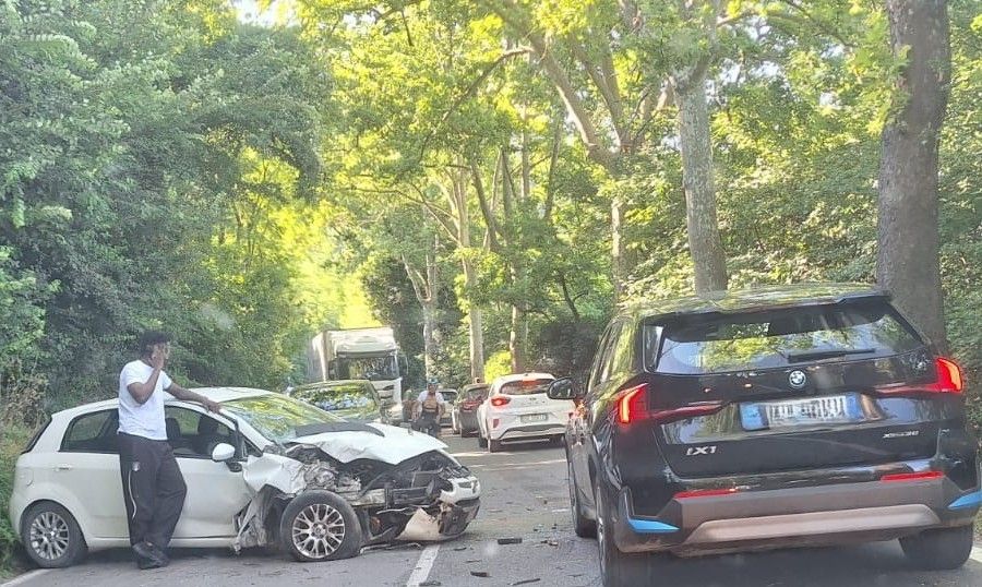 Incidente sulla ss 68: sbanda e si schianta contro il ciglio della strada, traffico in tilt tra Colle e Poggibonsi