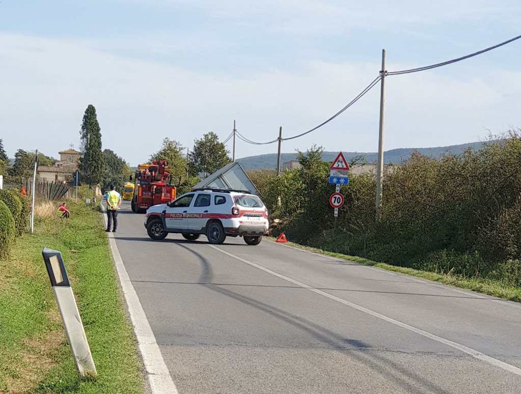 Camion si ribalta su un fianco in Pian del Casone, disagi alla viabilità
