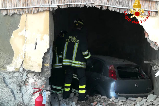 +++ Aggiornamento +++ Entra in chiesa con l'auto, ferita 36enne