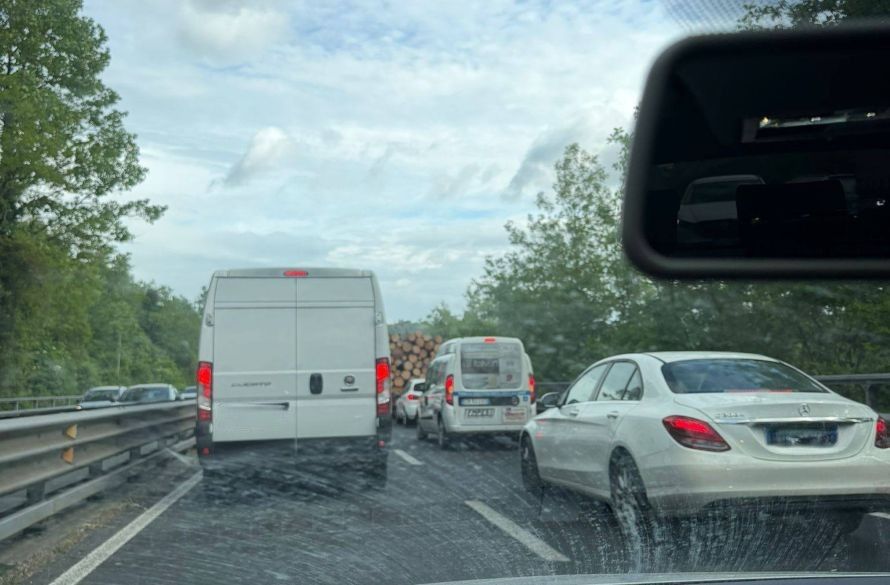 Caos sull&rsquo;Autopalio: incidente vicino a Poggibonsi, traffico in tilt verso Firenze