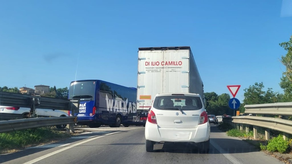 Auto ribaltata sulla Siena Firenze, code all'altezza di Poggibonsi