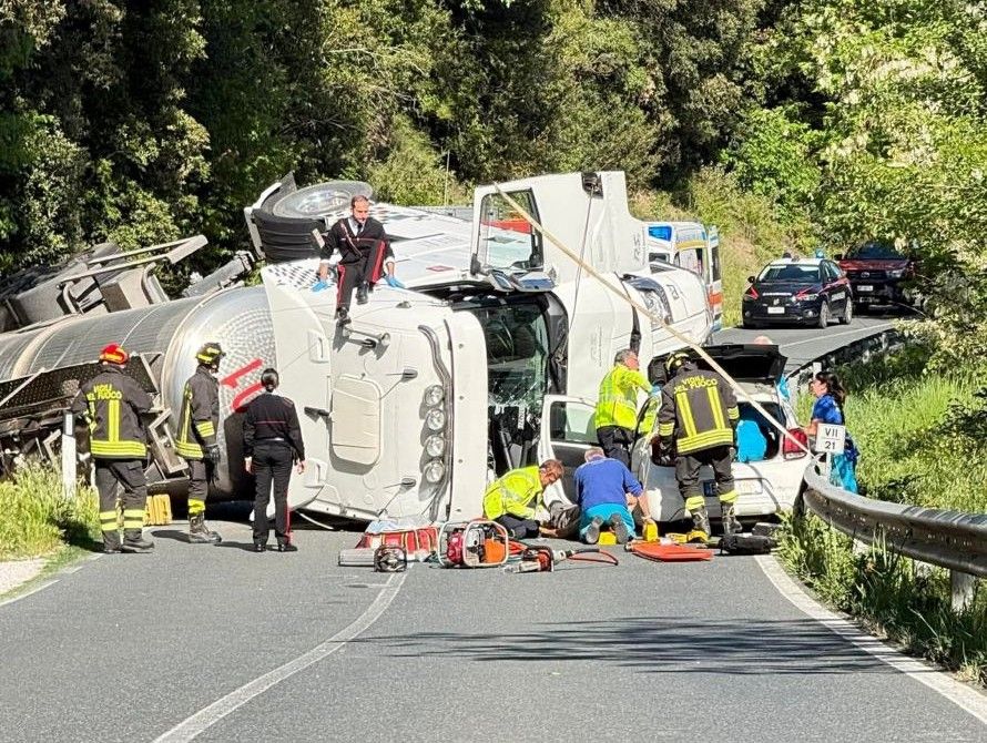 Grave incidente a Ponteginori: scontro tra cisterna e auto, sversamento di soda sulla ss 68
