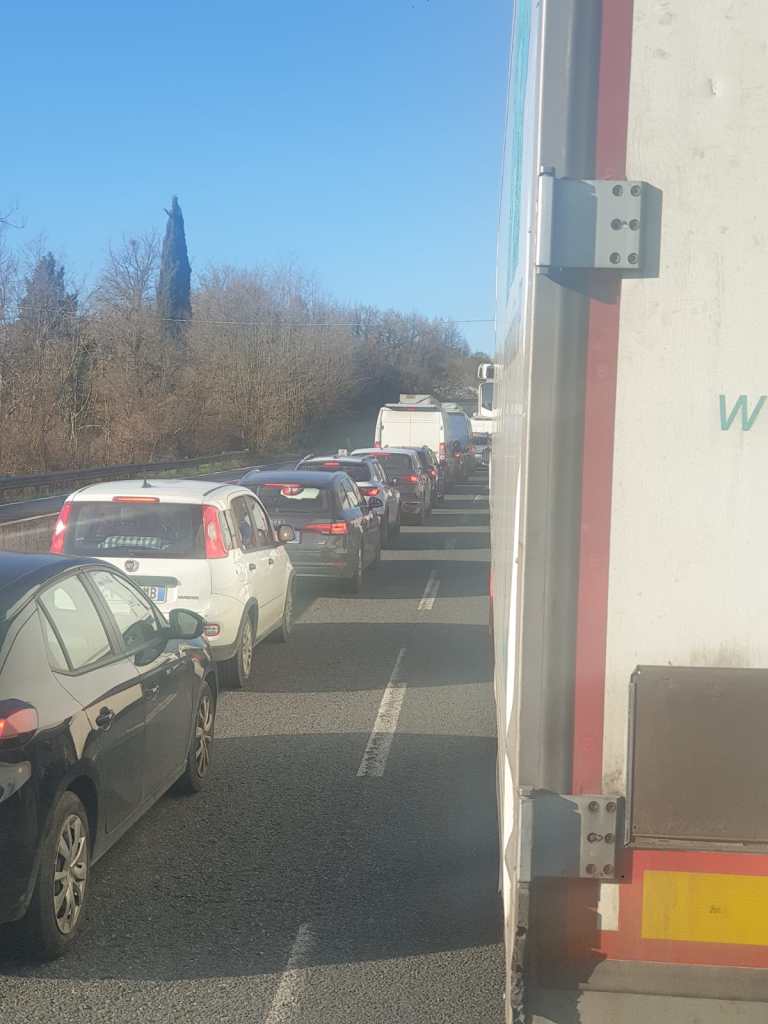 Incidente sulla Siena Firenze, traffico deviato a San Casciano. Code e rallentamenti