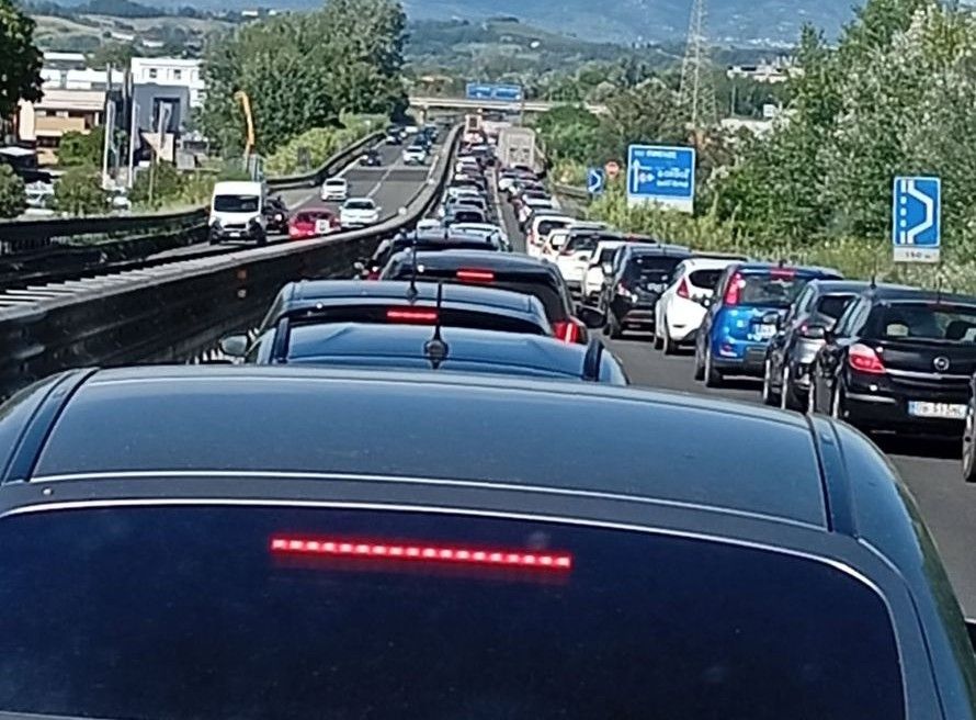 Fi-Pi-Li nel caos per un incidente tra Montopoli e Santa Croce: lunghe code nel rientro dal mare
