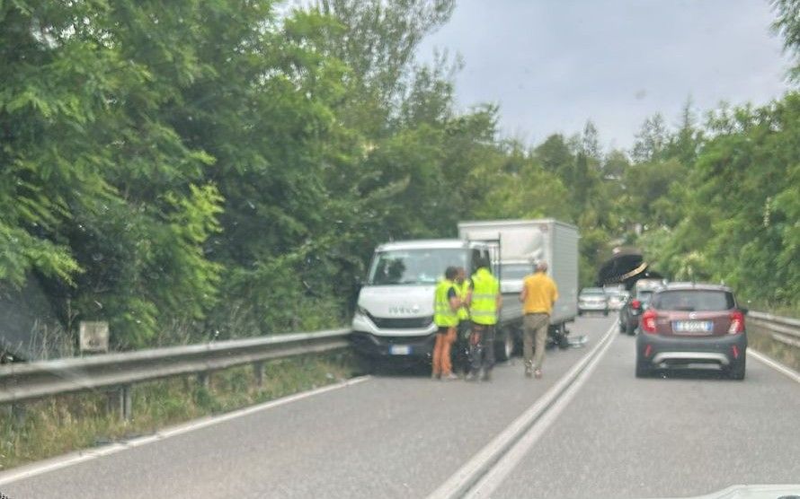 Incidente tra le gallerie: traffico in tilt tra Siena Ovest e Siena Est, lunghe code in entrambe le direzioni