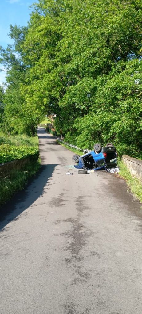 Minicar con due ragazzi si ribalta sulla strada Lecchi Bellavista