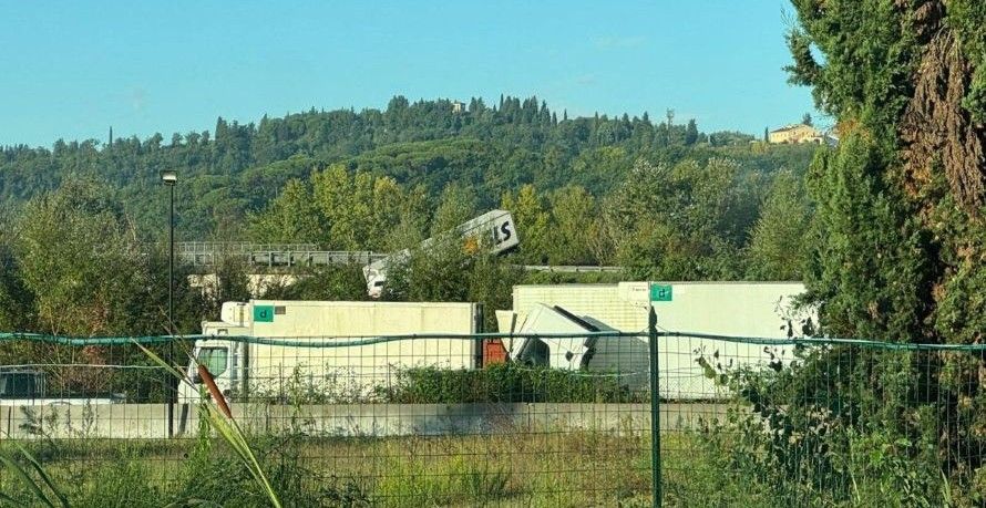 Tir esce di strada all'ingresso della sr429, disagi per la  viabilità