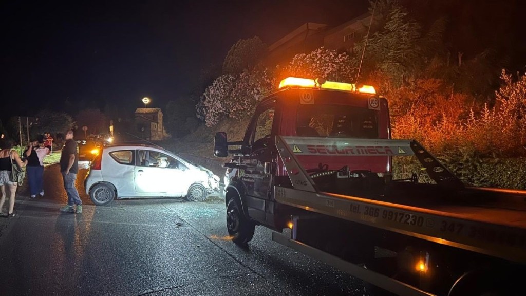 Incidente lungo la sr 429, auto si rigira sulla carreggiata
