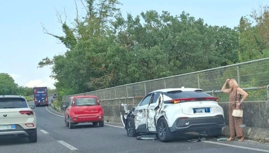 Incidente sulla Tangenziale di Siena in direzione Firenze: tre veicoli coinvolti all'altezza di Acquacalda, disagi per il traffico