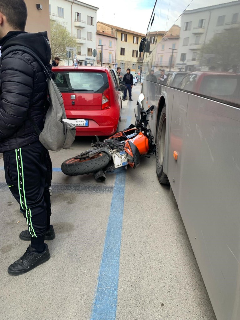 Incidente in via Montenero tra un motorino e un bus: ferito un ragazzino