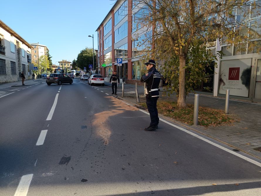 Si ribalta con l'auto in via Senese a Poggibonsi, 50enne all'ospedale