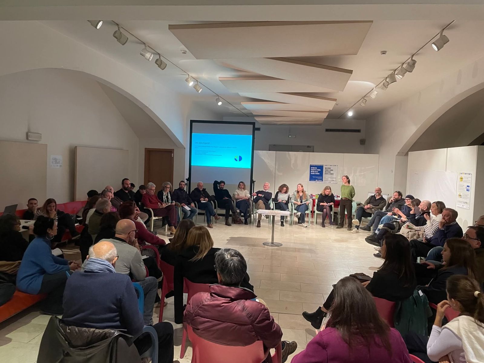 "Immagina, Progetta, Trasforma": a Poggibonsi un laboratorio creativo per rigenerare le vetrine del centro