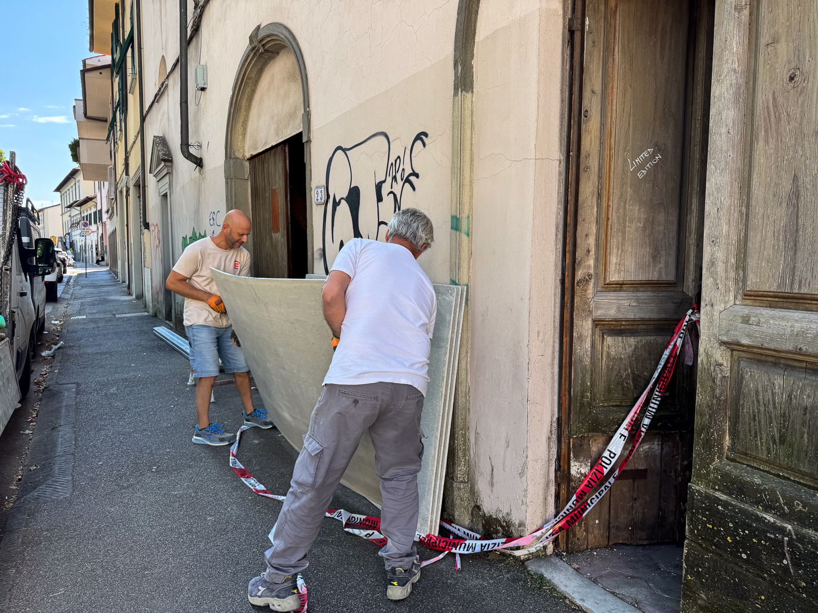 Empoli, chiusi gli accessi di un edificio disabitato in piazza Matteotti, era divenuto bivacco