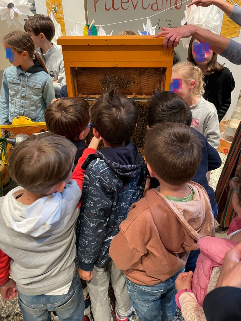 Salviamo le api! Polpette di fiori lanciate dai bambini nei giardini delle scuole di San Casciano, Mercatale e Cerbaia