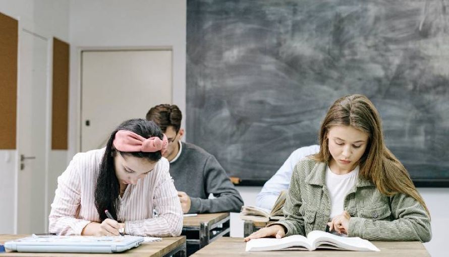 Iscrizioni a scuola, il maltempo allunga i tempi: nuova scadenza al 21 febbraio. La proroga come atto di fiducia (sotto cieli avversi)
