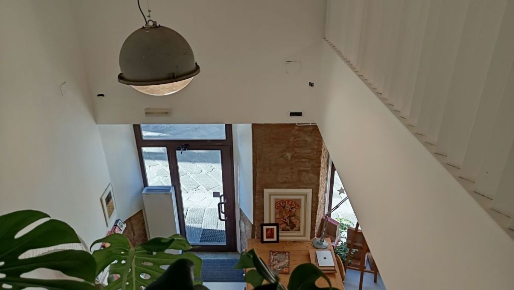 Giulia Del Mastio porta l'arte nel centro storico e apre il suo atelier in via Maestra