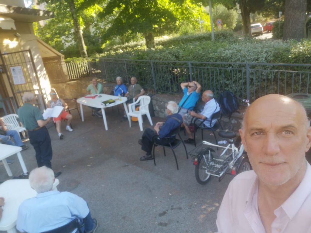 Laboratorio di scrittura, canto e poesia per over 65 e a Colle di podcast per giovani
