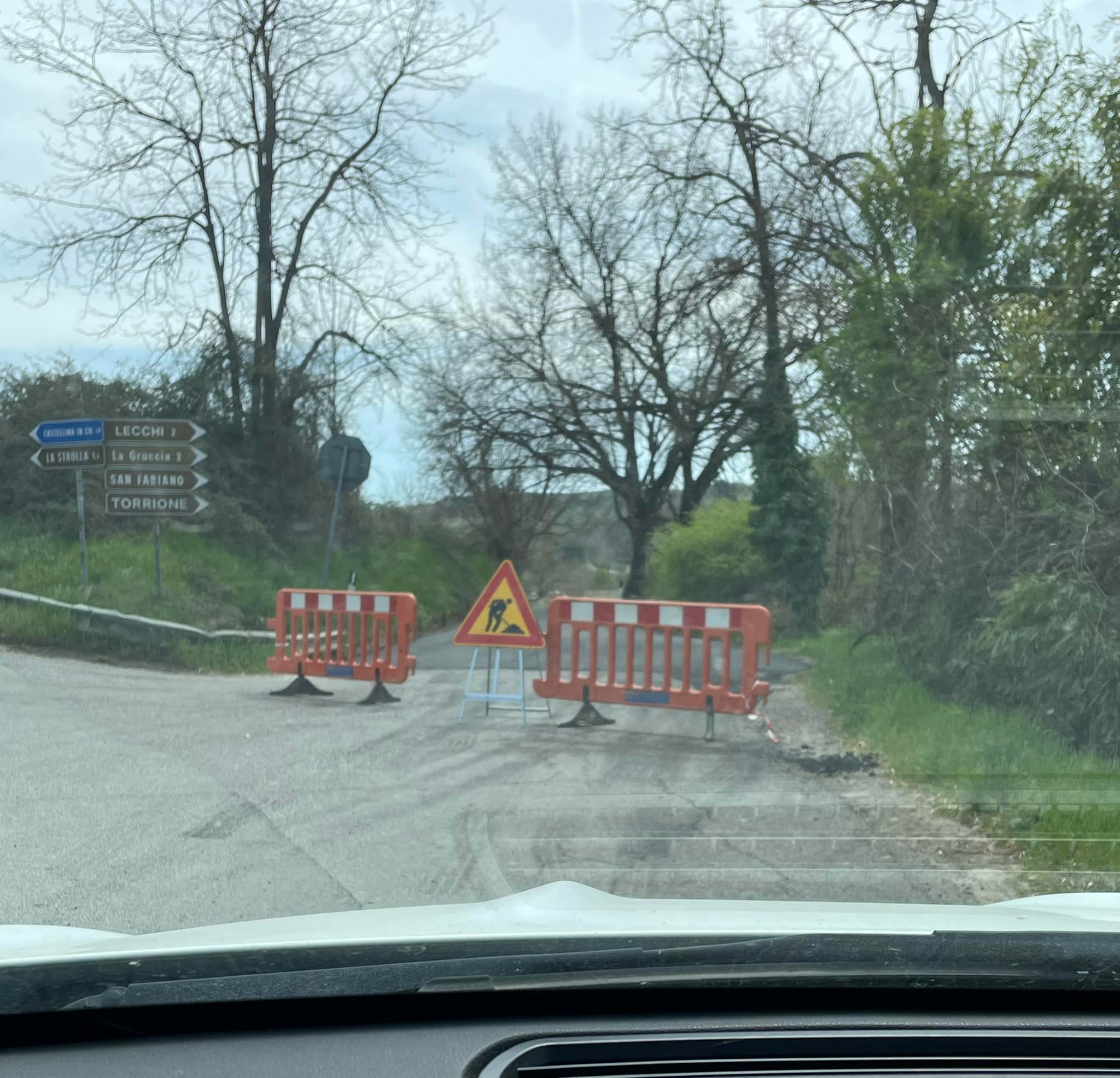Strada per Lecchi chiusa per asfaltatura: ma la comunicazione è scarsa e i cittadini non lo sanno