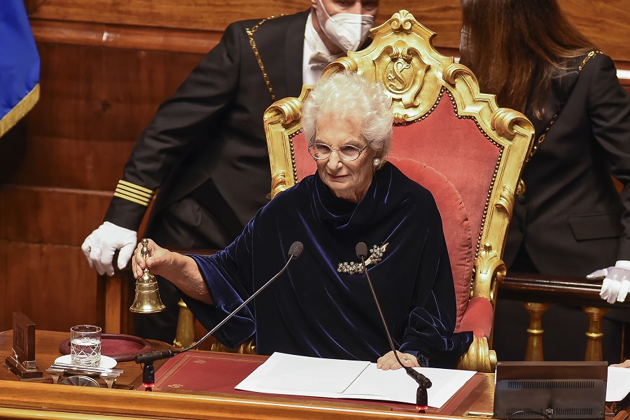 Al Senato applausi per Liliana Segre: “Vertigine assumere la presidenza nel centenario della marcia su Roma”