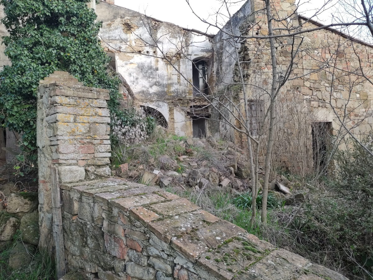 Linari, il borgo abbandonato che sogna di rinascere (video)