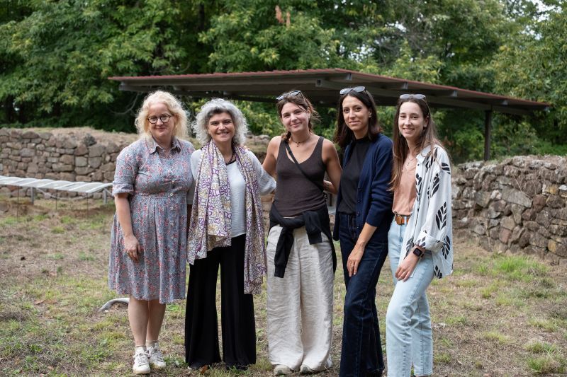 “Vis-à-Vis” a Montalcino: due giovani talenti della fotografia e della grafica chiamate a rileggere il sito archeologico di Poggio Civitella