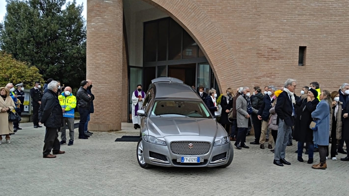 Ultimo saluto della Misericordia a Lorini suo storico Governatore (le foto del funerale)