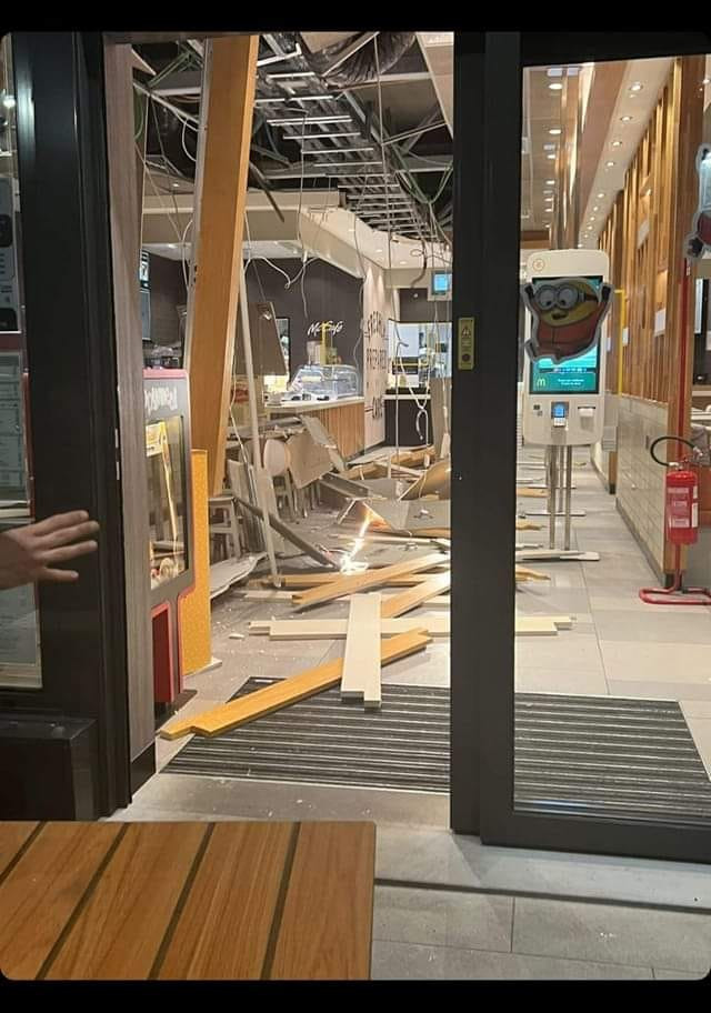 Crolla il controsoffitto del McDonald's. Nessun ferito