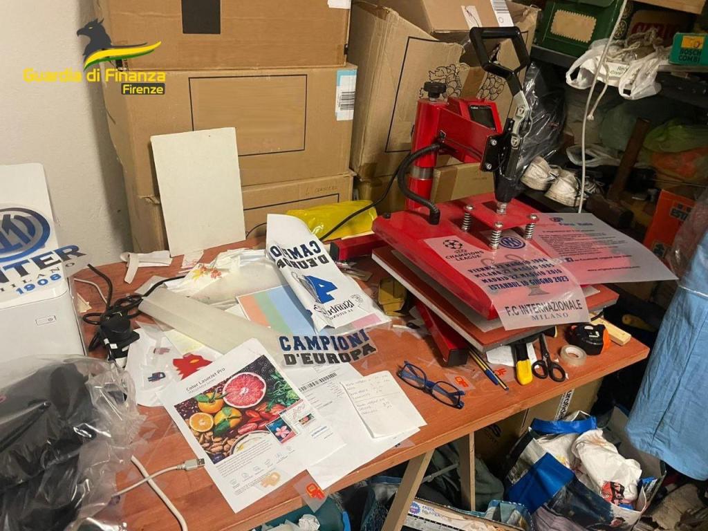 Producevano articoli contraffatti per tifosi in un garage a Coverciano