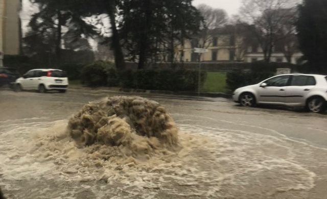 Bomba d’acqua su Firenze, strade allagate e disagi