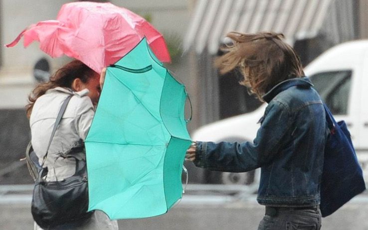 Maltempo in Toscana, allerta per piogge e vento: nella notte più di 13mila fulmini, raffiche a 120 chilometri l’ora