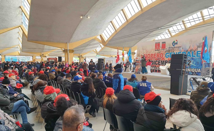 Facebook censura la diretta dello sciopero Cgil-Uil contro la manovra a Bologna