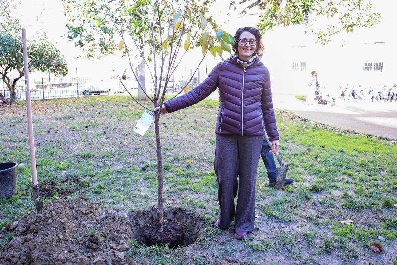 Empoli, ‘Giornata Nazionale degli Alberi’: per sostenere la biodiversità in città, donati due alberi da frutto alle scuole dell’infanzia Valgardena e Peter Pan