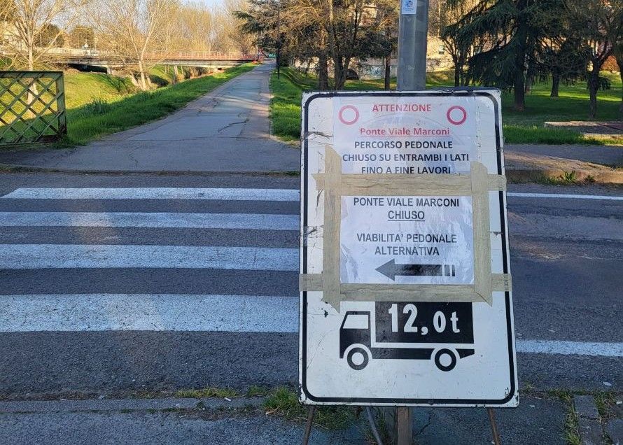 Poggibonsi, l&rsquo;odissea del ponte di viale Marconi: pedoni deviati su un marciapiede che non c&rsquo;&egrave; (FOTO)