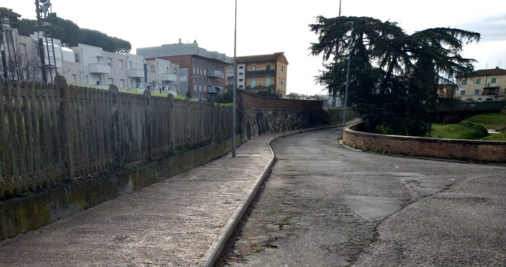 Nuovo marciapiede di Via XXVI Luglio dietro alla stazione di Certaldo