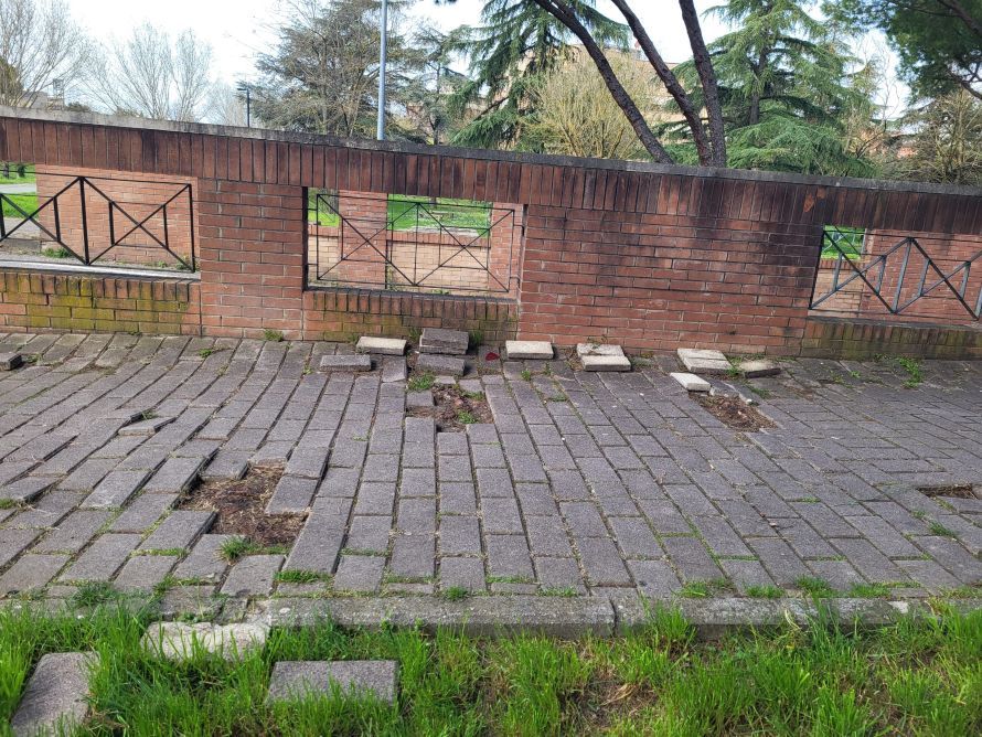 Poggibonsi, cittadino segnala l'incuria di un marciapiede: l'azienda Unibloc si offre di ripararlo gratis