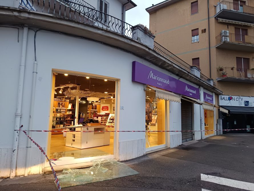 Spaccata nella notte alla profumeria Marionnaud: il fumo mette in fuga i ladri