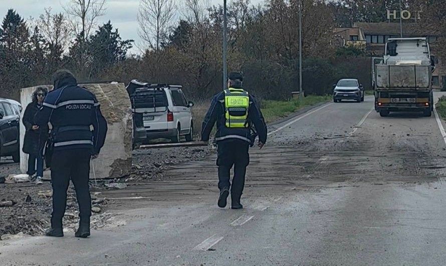 Tragedia sfiorata a Serre Rapolano. Grosso blocco di travertino cade da un camion.