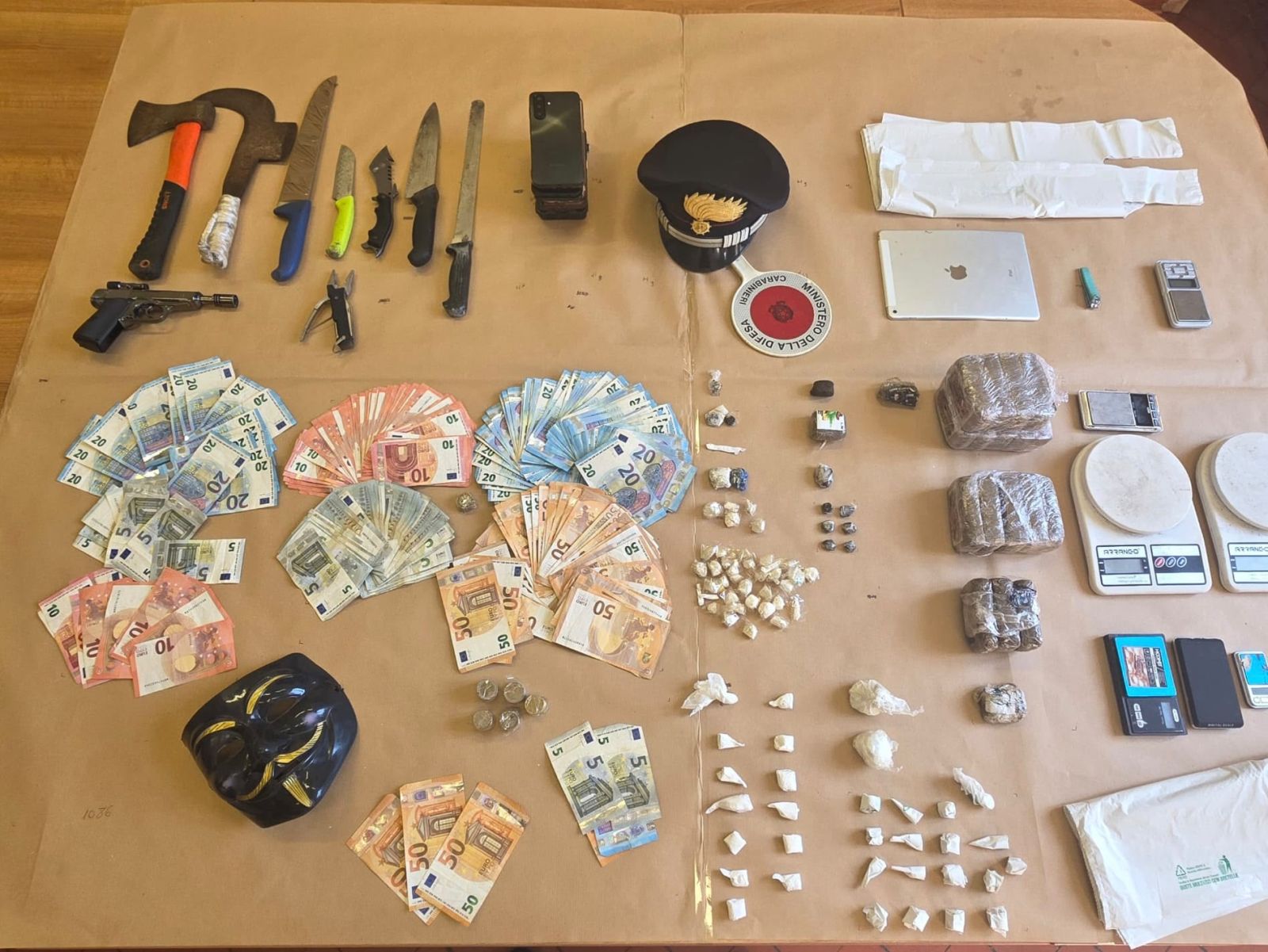 Cerbaie, blitz dei Carabinieri contro lo spaccio: 8 arresti, droga e armi sequestrate