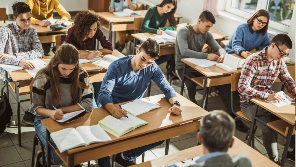 Maturit&agrave; 2026, prima prova al via: da Pavese a Saragat e Calabresi, ecco tutte le tracce ufficiali