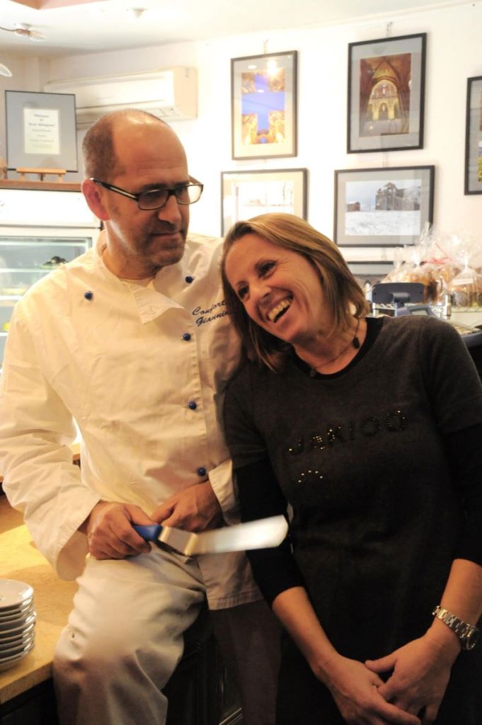 Tirata giù la saracinesca della pasticceria Ceccarelli di Follonica