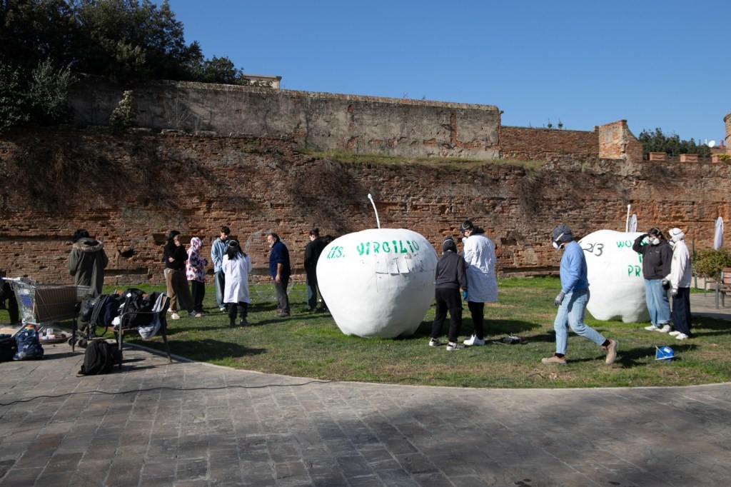 Mela Ridens, al lavoro gli studenti del Virgilio per le sculture che rimarranno in città