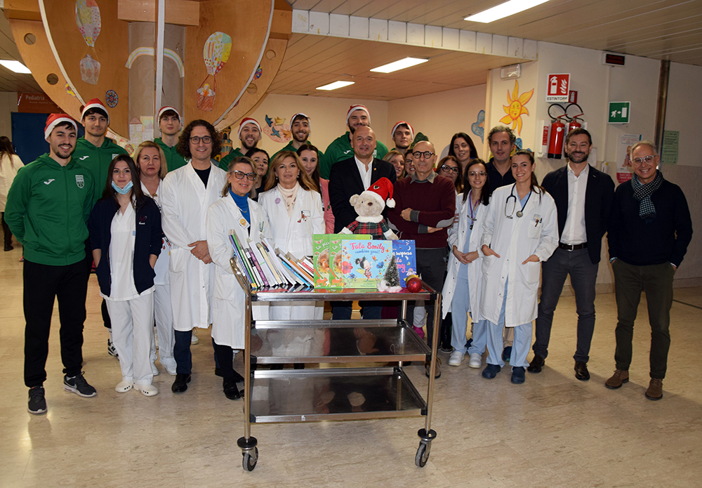 Aou Senese: libri e gadget della Mens Sana Basketball per la scuola ospedaliera