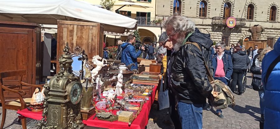 Pasqua nel Chianti, dove il tempo si ferma: il volo della pace a Greve e i tesori del passato