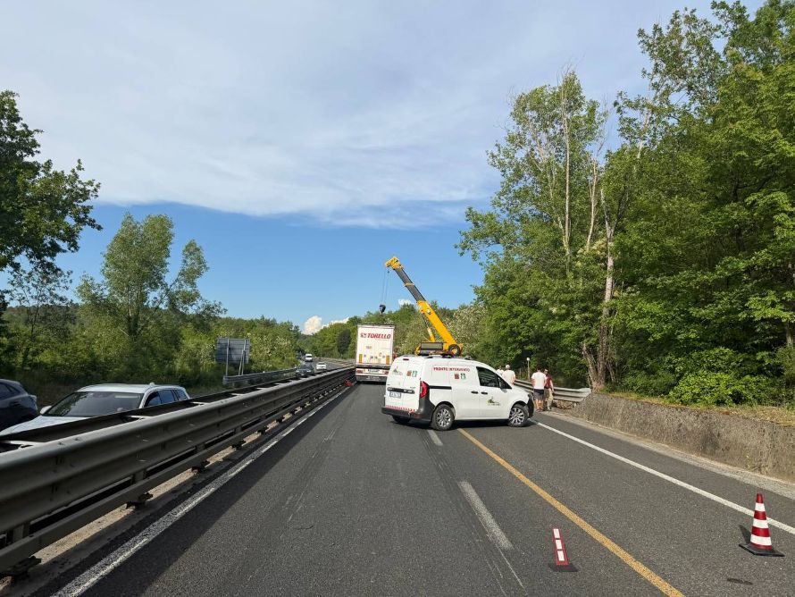 Siena-Firenze, caos traffico: mezzo pesante in avaria, carreggiata chiusa a Poggibonsi Nord