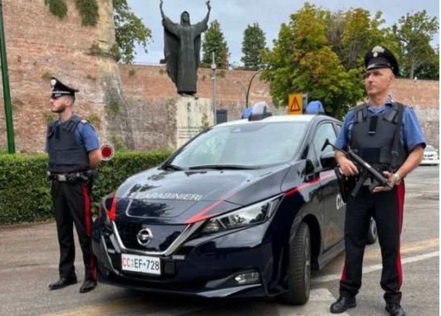 Siena, finto carabiniere truffa una donna e le porta via 30mila euro di gioielli: arrestato 30enne